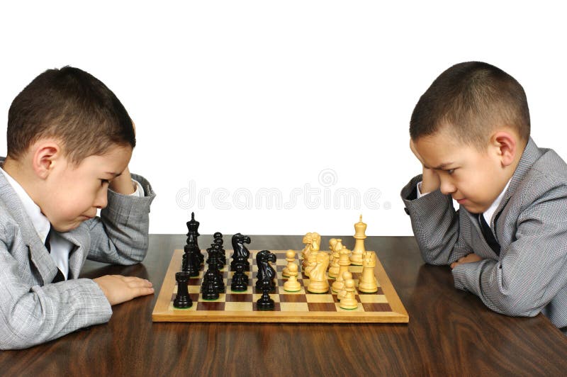 Miúdos que jogam a xadrez imagem de stock Miúdos que jogam a xadrez imagem de stock