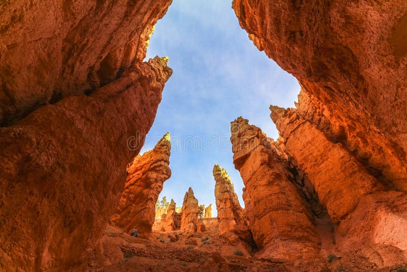 Między hoodoos na Bajkowym śladzie w Bryka jarze, Utah zdjęcie stock Między hoodoos na Bajkowym śladzie w Bryka jarze, Utah zdjęcie stock