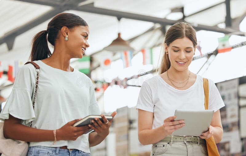 Międzynarodowe expo cyfrowe i zróżnicowane studenci kobiety mówiące o zastosowaniu uniwersytetu przyszłe cele kariery i obrazy royalty free