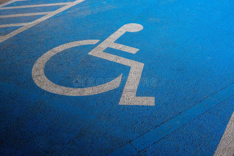 Międzynarodowi ocechowania dla niepełnosprawnego parking, Niepełnosprawny symbolu znak na błękita asfalcie w miejsce do parkowani obrazy royalty free Międzynarodowi ocechowania dla niepełnosprawnego parking, Niepełnosprawny symbolu znak na błękita asfalcie w miejsce do parkowani obrazy royalty free