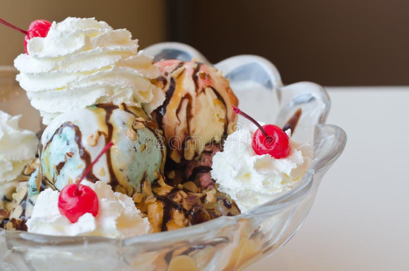 Miękka ostrość lody sundae w dużym pucharze zdjęcia royalty free
