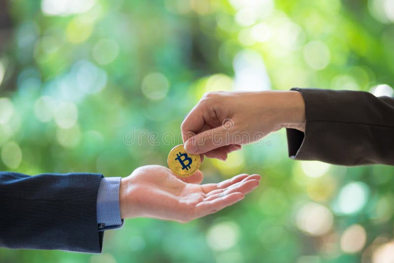 Miękka ostrość ręka biznesmeni handluje monetę złoty bitcoin Symboliczne monety złoty bitcoin elektronicznego pieniądze wymiana, obraz royalty free Miękka ostrość ręka biznesmeni handluje monetę złoty bitcoin Symboliczne monety złoty bitcoin elektronicznego pieniądze wymiana, obraz royalty free