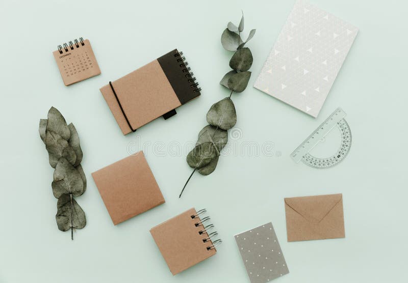 Miękki pastel Projektować biurko sceny Z Różnymi notatnikami, zieleń opuszczają i dostawy zdjęcia stock Miękki pastel Projektować biurko sceny Z Różnymi notatnikami, zieleń opuszczają i dostawy zdjęcia stock