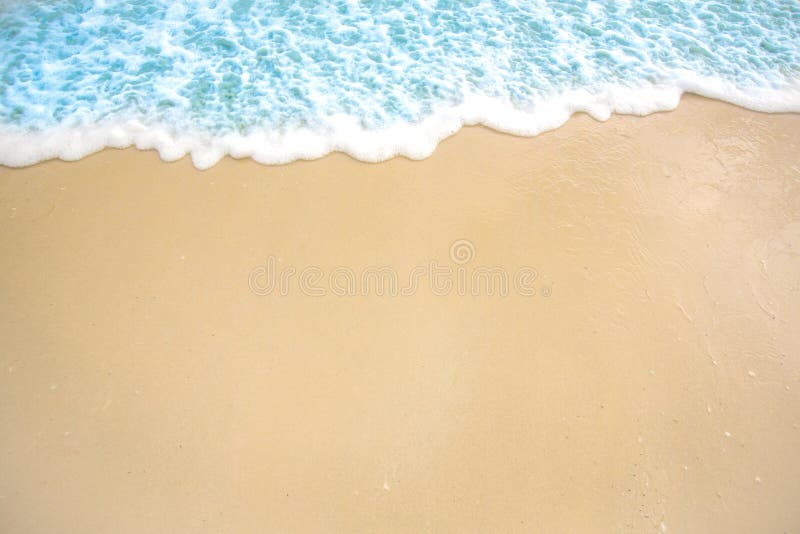 Miękkiej części fala błękitny ocean na piaskowatej plaży Tło Selekcyjna ostrość plażowa i tropikalna denna biel piana na plaży