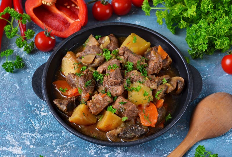 Mięsny goulash z warzywami, grulami i pieczarkami, fotografia royalty free Mięsny goulash z warzywami, grulami i pieczarkami, fotografia royalty free