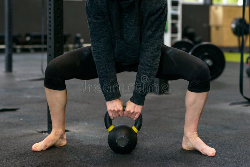 Mięśniowe nogi żeński weightlifter obrazy stock