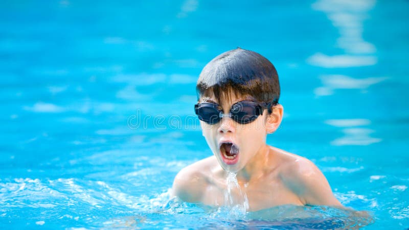 Miłego chłopca basen opływa
