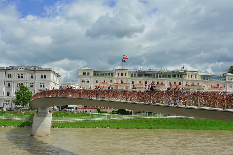 Miłość blokuje na Makartsteg moscie nad Salzach rzeką w Salzburg fotografia royalty free