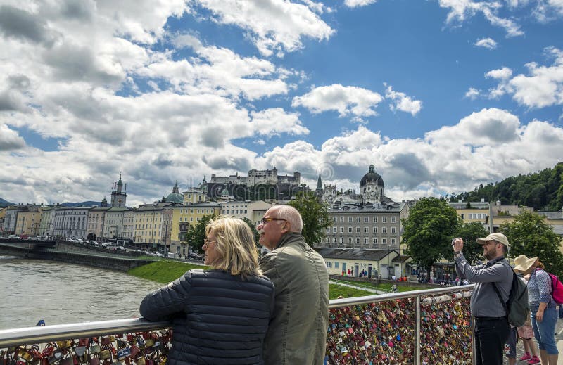 Miłość blokuje na Makartsteg moscie nad Salzach rzeką w Salzburg obrazy royalty free