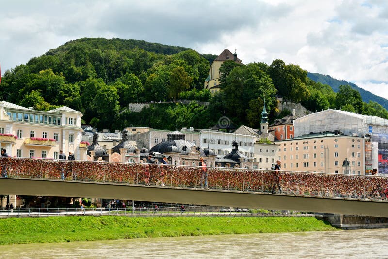 Miłość blokuje na Makartsteg moscie nad Salzach rzeką w Salzburg obrazy stock