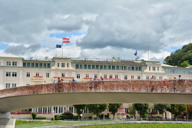 Miłość blokuje na Makartsteg moscie nad Salzach rzeką w Salzburg zdjęcie stock