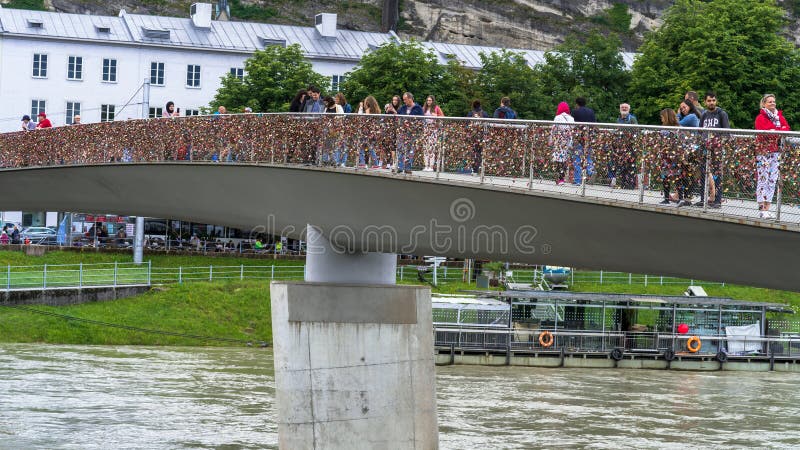 Miłość blokuje na Makartsteg moscie nad Salzach rzeką w Salzburg, Austria obraz stock