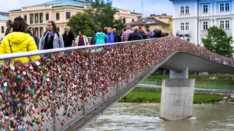 Miłość blokuje na Makartsteg moscie nad Salzach rzeką w Salzburg, Austria zdjęcia stock