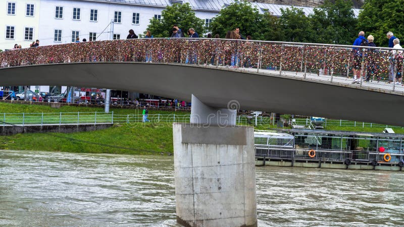 Miłość blokuje na Makartsteg moscie nad Salzach rzeką w Salzburg, Austria obrazy royalty free