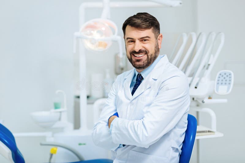 Miły hearted spojrzenie fachowy dentysta fotografia stock Miły hearted spojrzenie fachowy dentysta fotografia stock