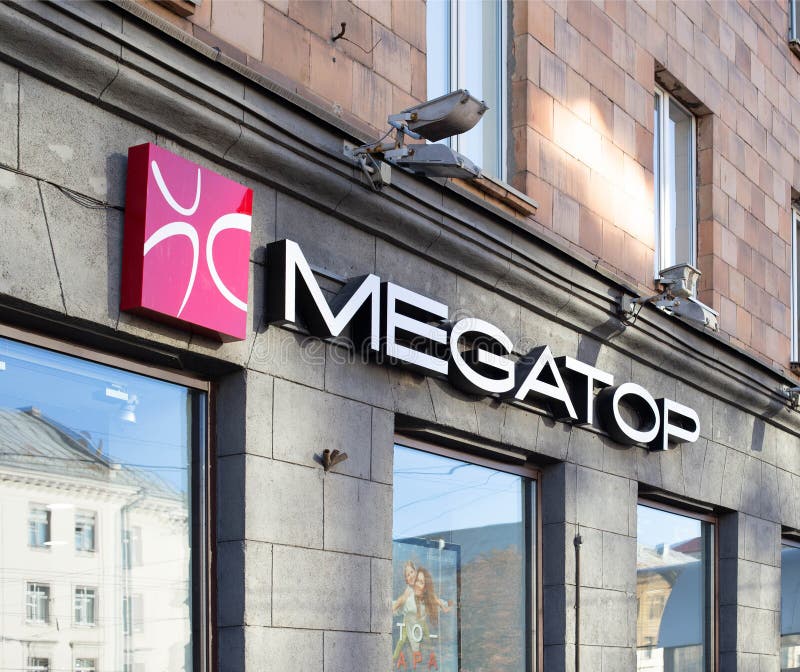 MIŃSKI BIAŁORUŚ 17 10 2019: Znak sklepu MEGATOP sprzedającego buty dla dzieci i dorosłych dla wszystkich sezonów zdjęcia stock MIŃSKI BIAŁORUŚ 17 10 2019: Znak sklepu MEGATOP sprzedającego buty dla dzieci i dorosłych dla wszystkich sezonów zdjęcia stock
