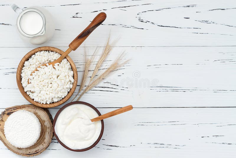 Mjuk hemlagad ny ricottakeso Tzfat ost med vetekorn Symboler av judaic ferie Shavuot fotografering för bildbyråer Mjuk hemlagad ny ricottakeso Tzfat ost med vetekorn Symboler av judaic ferie Shavuot fotografering för bildbyråer