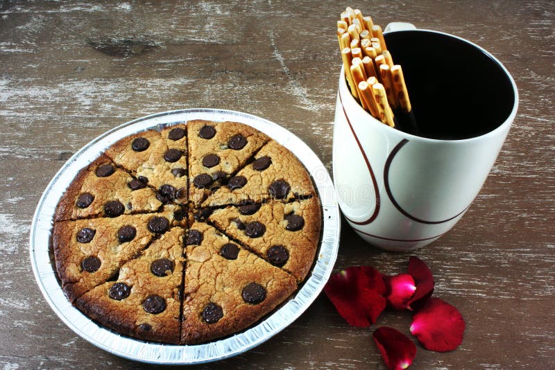 Mjuka choklade kakor med rosa kronblad och choklad - bestrukna kexpinnar fotografering för bildbyråer Mjuka choklade kakor med rosa kronblad och choklad - bestrukna kexpinnar fotografering för bildbyråer