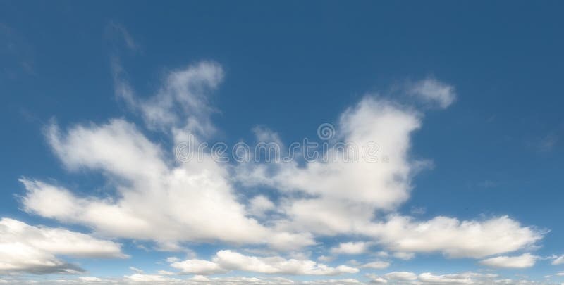 Mjuka och flytande moln formar panoramaformat royaltyfria bilder
