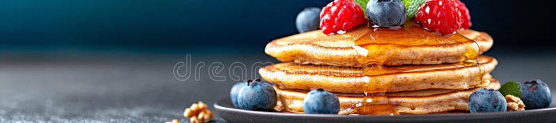 Mjuka pancakes med färska bär och honungsdrizzle royaltyfri illustrationer