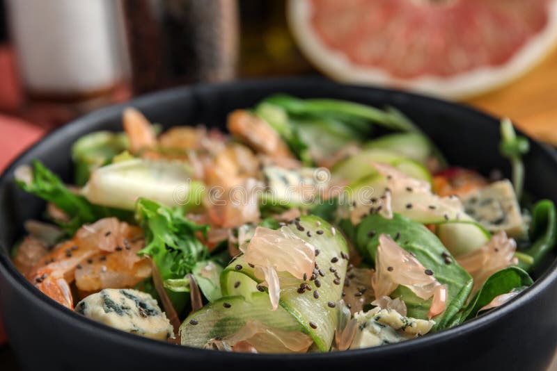 Mjuka pomelosallad med shrimpost och chia-frön i tarmuppställning arkivfoton