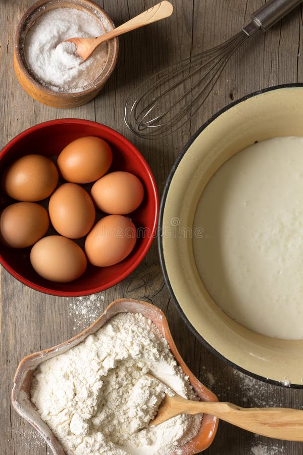 Mjöl ägg, viftar i en kopp av kefir och för förberedelsen av deg arkivfoton Mjöl ägg, viftar i en kopp av kefir och för förberedelsen av deg arkivfoton