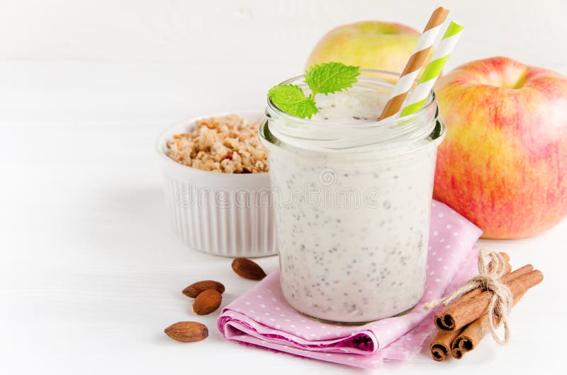 Mjölka smoothies med chia i den glass kruset royaltyfri fotografi Mjölka smoothies med chia i den glass kruset royaltyfri fotografi