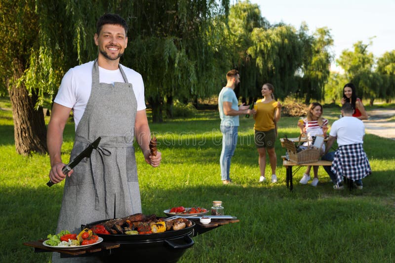 Mjölkkött och grönsaker på grill i parker royaltyfri bild