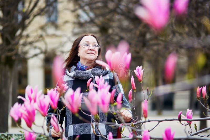 MKiddle envelheceu a mulher em Paris em um dia de mola fotografia de stock MKiddle envelheceu a mulher em Paris em um dia de mola fotografia de stock