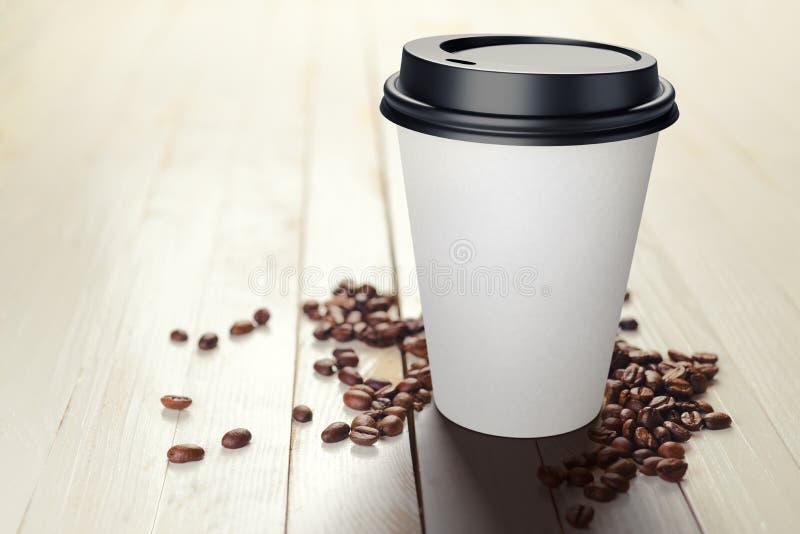 330 ml αναλώσιμο κύπελλο καφέ με φασόλια σε λευκό ξύλινο τραπέζι στοκ εικόνες