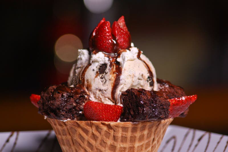 Mleko z truskawkami i czekoladkami. Vanilla Iceśmietanka Sundae z czekoladą i truskawkami www kozyj-projekt. com