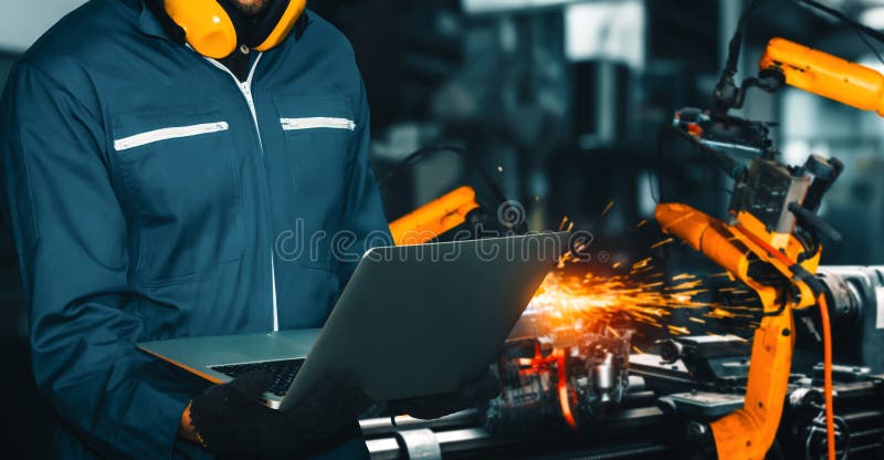 Mlp ingénieur utilise un logiciel robotique avancé pour contrôler le bras robot de l'industrie en usine. automatisation processus de fabrication contrôlé par un spécialiste utilisant le logiciel iot connecté au réseau internet.