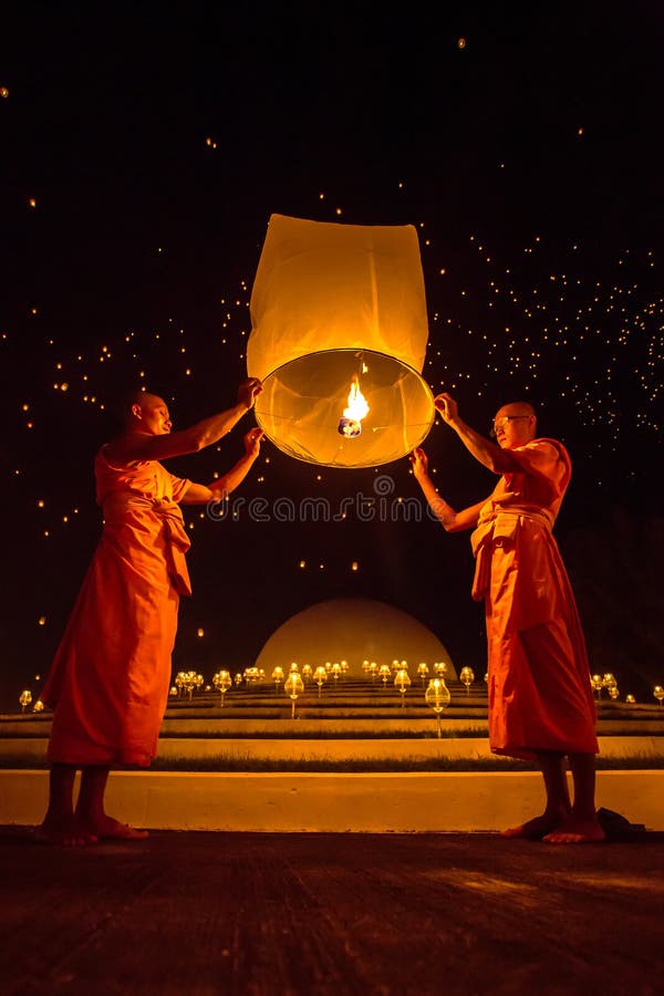 Mnicha buddyjskiego uwolnienia nieba lampion uwielbiać Buddha relikwie obraz stock Mnicha buddyjskiego uwolnienia nieba lampion uwielbiać Buddha relikwie obraz stock