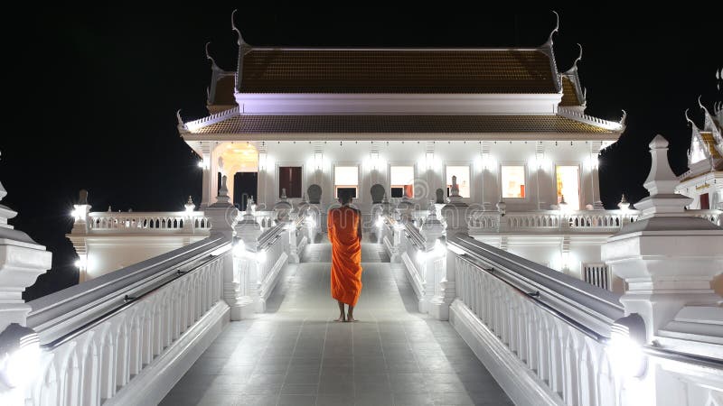 Mnicha buddyjskiego Vipassana pozycja na zewnątrz buddyjskiego kościół obrazy royalty free Mnicha buddyjskiego Vipassana pozycja na zewnątrz buddyjskiego kościół obrazy royalty free