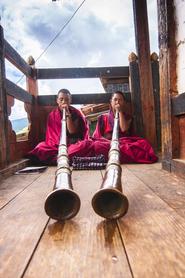Mnisi Buddyjscy bawić się Tybetańskich rogi, Bumthang dolina, Bhutan obrazy stock Mnisi Buddyjscy bawić się Tybetańskich rogi, Bumthang dolina, Bhutan obrazy stock