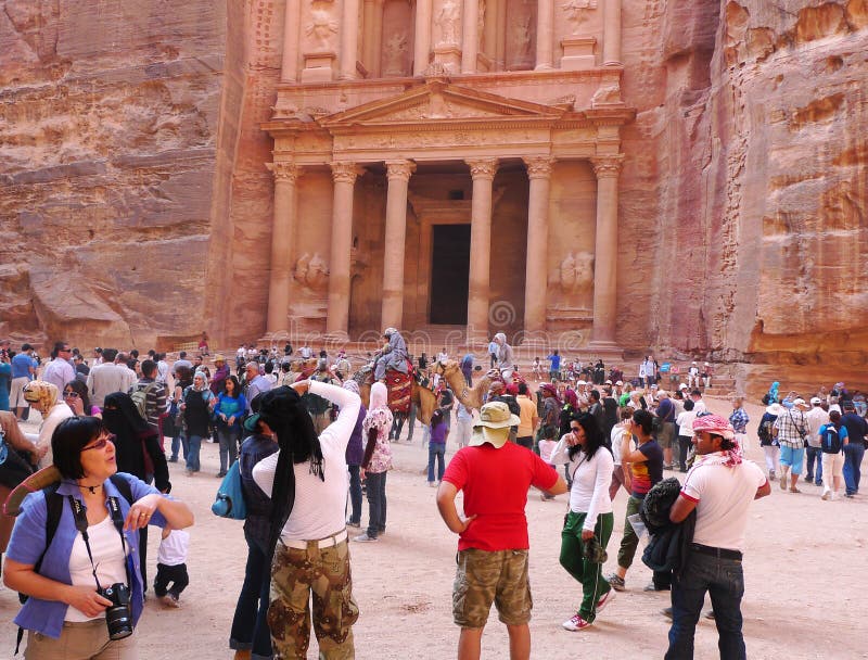 Mnodzy turyści przed antycznym skarbem w Petra, Jordania fotografia royalty free Mnodzy turyści przed antycznym skarbem w Petra, Jordania fotografia royalty free