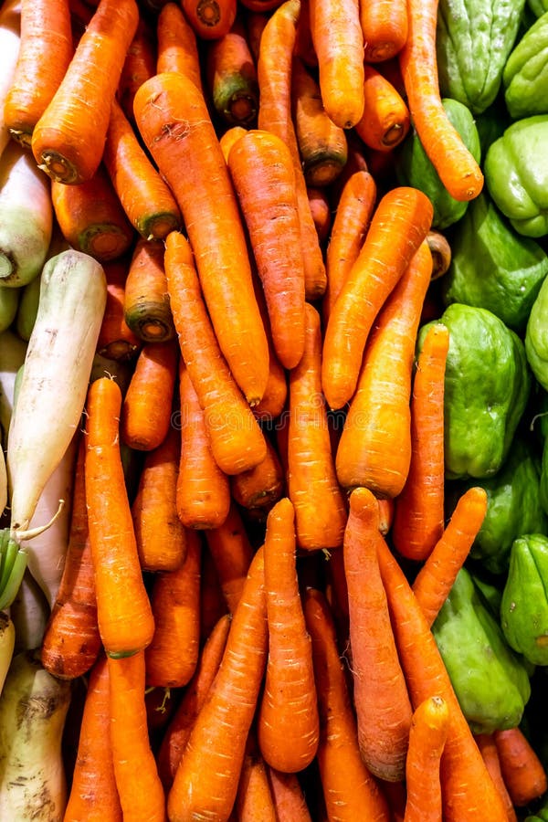 Mnóstwo marchewki na lokalnym żywność organiczna rynku Marchwiany tło Bali wyspa zdjęcia royalty free Mnóstwo marchewki na lokalnym żywność organiczna rynku Marchwiany tło Bali wyspa zdjęcia royalty free