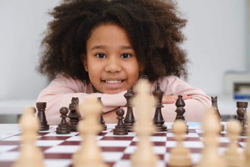 Parte Movente Do Cavaleiro Da Criança Africana Durante O Competiam Da Xadrez,  Análise Da Estratégia Do Jogo Foto de Stock - Imagem de africano, esperto:  126247904