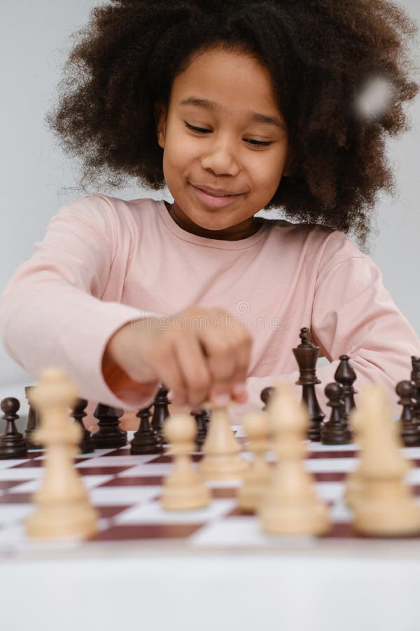 Jogo de xadrez menina jogando xadrez mão de criança faz um movimento a  rainha negra em fundo escuro