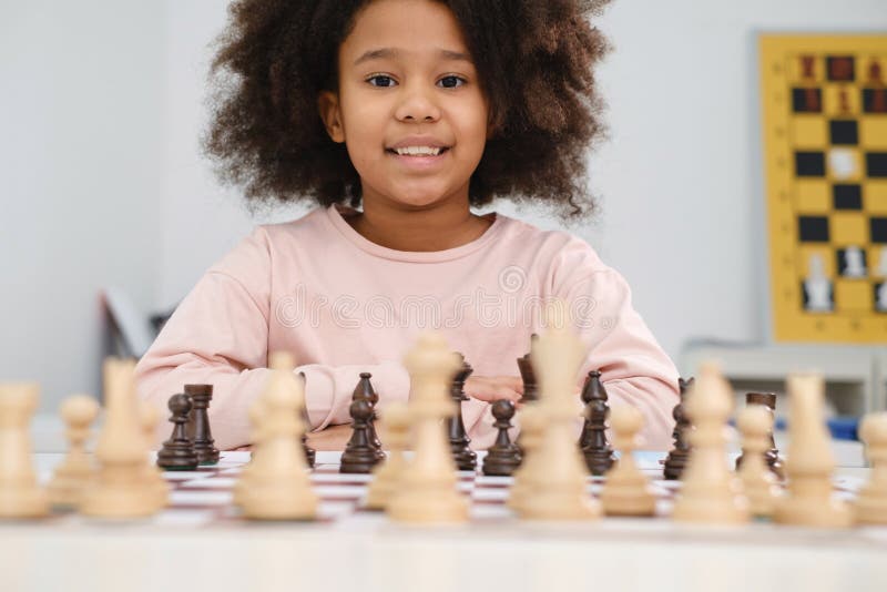 Jogo de xadrez menina jogando xadrez mão de criança faz um movimento a  rainha negra em fundo escuro