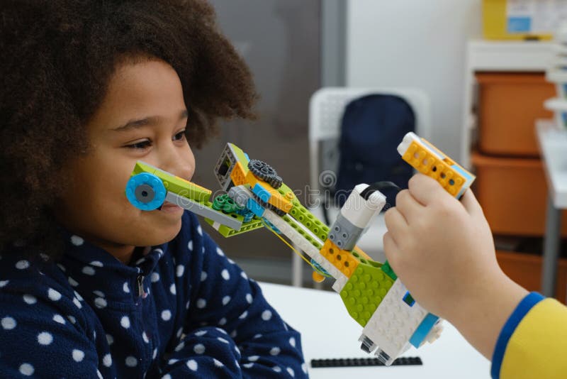 Jogo De Xadrez Para Crianças. Shool Criança Jogando Xadrez Na Sala De Aula.  Desenvolvimento Do Cérebro E Lógica. Foto Royalty Free, Gravuras, Imagens e  Banco de fotografias. Image 196450556