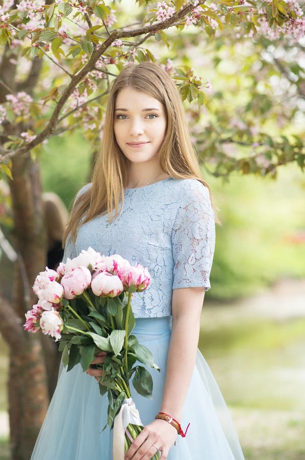 Garota Com Buquê De Peonias. Buquê De Peões. Entrega De Flores No Local De  Trabalho. Menina De Primavera Com Flores. Buquê Como Pr Imagem de Stock -  Imagem de feminilidade, senhora: 172671793