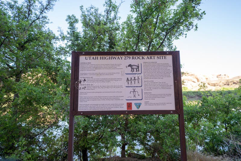 Moab utah 12. Mai 2021 : Schild zur Erklärung der Utah Highway 279 Felskunststätte Petroglyphen stockfotografie