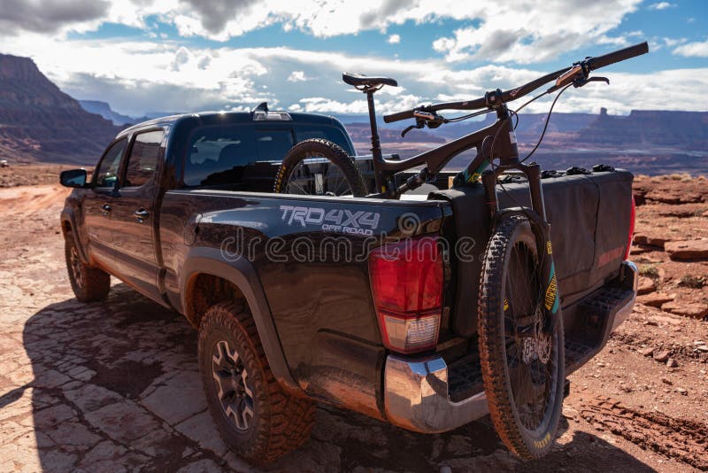 3/21/19 Moab, Utah Toyota 2017 Tacoma, welches die backroads von Moab, Utah erforscht lizenzfreies stockbild 3/21/19 Moab, Utah Toyota 2017 Tacoma, welches die backroads von Moab, Utah erforscht lizenzfreies stockbild