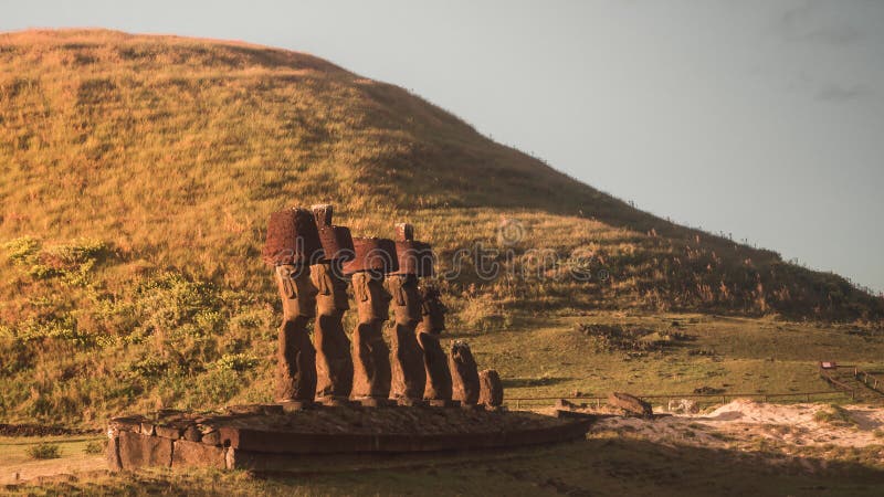 Moai av Ahu Nau Nau p? stranden av Anakena p? p? sk? n Rapa Nui arkivbilder