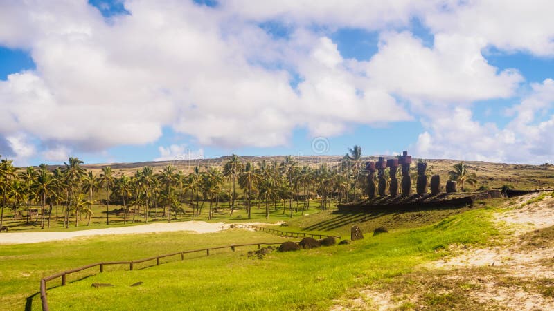 Moai av Ahu Nau Nau på stranden av Anakena på påskön Rapa Nui arkivfoto