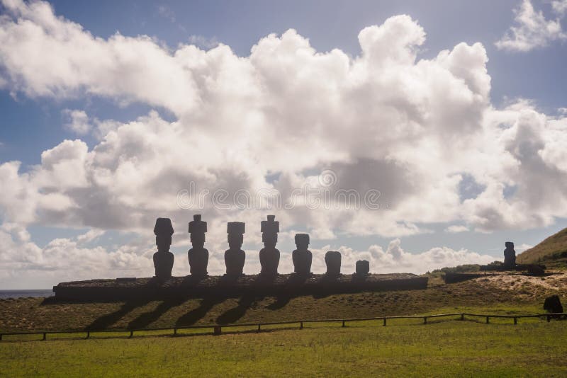 Moai de Ahu Nau Nau på stranden av Anakena på påskön Rapa Nui royaltyfria bilder