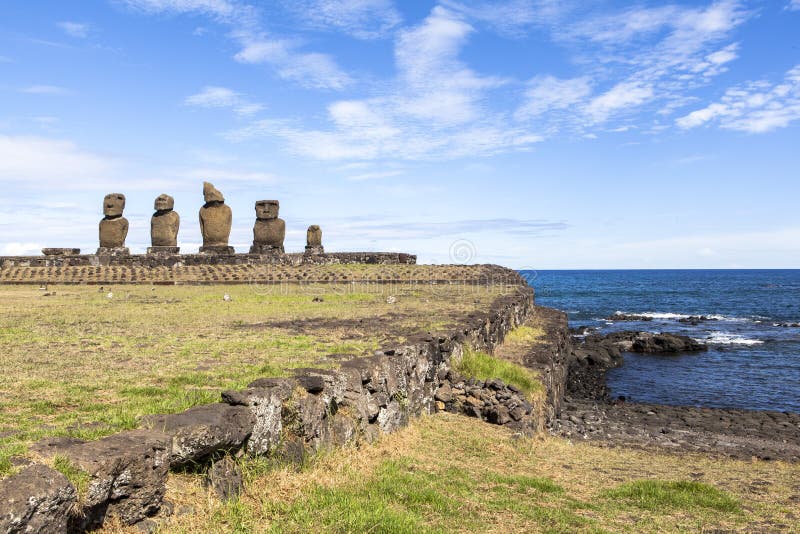 MOAI EN LA ISLA DE PASCUA, CHILE fotografía de archivo libre de regalías MOAI EN LA ISLA DE PASCUA, CHILE fotografía de archivo libre de regalías