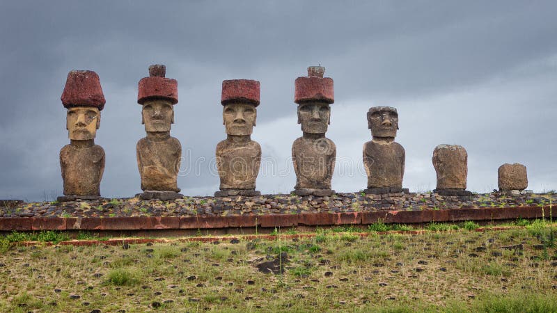 Moai på Ahu Nau Nau den ceremoniella plattformen på den Anakena stranden på royaltyfria foton
