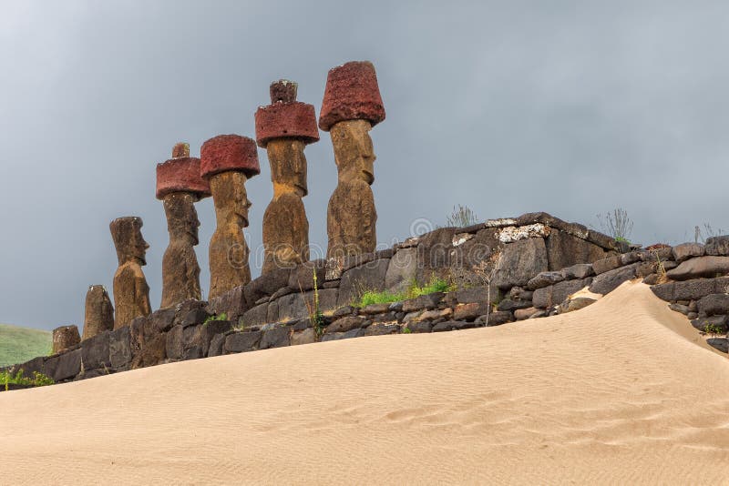 Moai på Ahu Nau Nau den ceremoniella plattformen på den Anakena stranden på arkivfoto